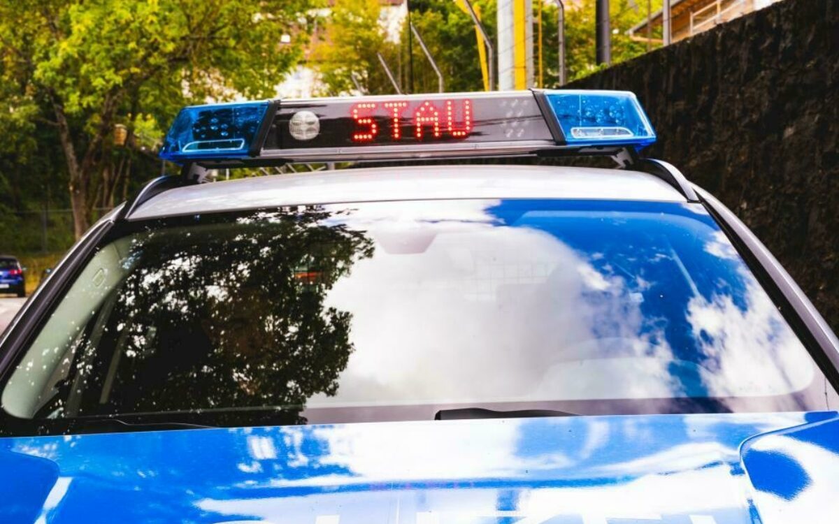 161390733626 08 20 polizeiauto stau 161390733626 08 20 polizeiauto stau
